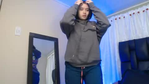 Snapshot of bella_lr chatting on June 30, 2:56 am Valentina online show from June 30, 2:56 am