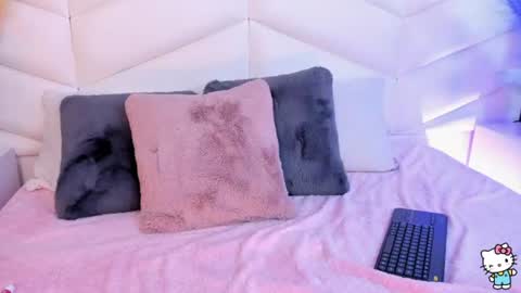 Snapshot of bella_peach_ chatting on June 13, 4:32 am bella_peach_ online show from June 13, 4:32 am