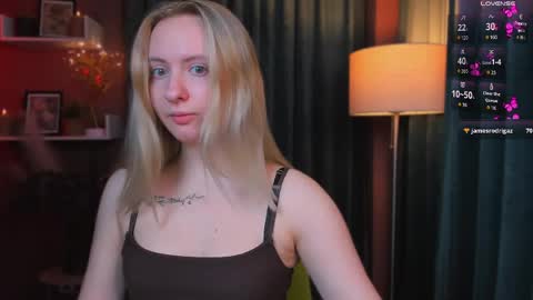 Snapshot of bella_sunshine1 chatting on April 16, 9:39 pm alexa online show from April 16, 9:39 pm