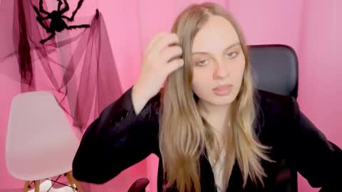 Snapshot of bella_swonn_ chatting on November 24, 11:32 am Bella online show from November 24, 11:32 am