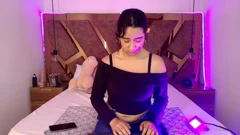 Bella Swwan  online show from June 1, 8:43 pm