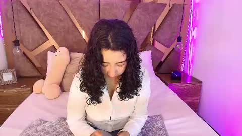 Snapshot of bella_swwan_ chatting on July 9, 2:32 pm Bella Swwan online show from July 9, 2:32 pm