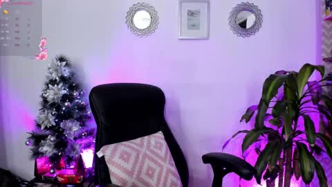 Snapshot of bella_thorne3 chatting on December 22, 10:04 pm Bella online show from December 22, 10:04 pm