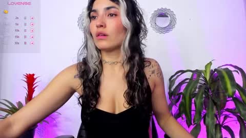 Snapshot of bella_thorne3 chatting on January 17, 11:40 pm Bella online show from January 17, 11:40 pm