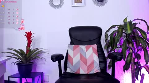 Snapshot of bella_thorne3 chatting on January 25, 6:12 am Bella online show from January 25, 6:12 am