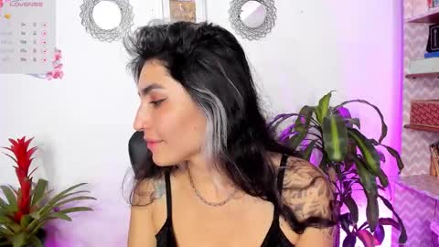 Snapshot of bella_thorne3 chatting on January 30, 5:52 am Bella online show from January 30, 5:52 am