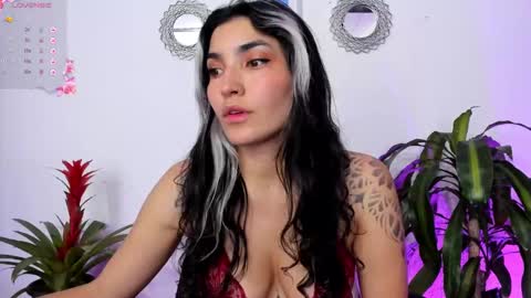 Snapshot of bella_thorne3 chatting on February 2, 8:41 pm Bella online show from February 2, 8:41 pm