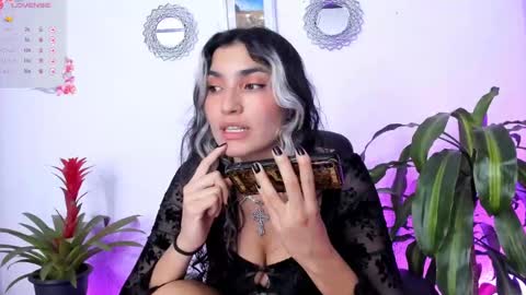 Snapshot of bella_thorne3 chatting on February 6, 10:53 pm Bella online show from February 6, 10:53 pm