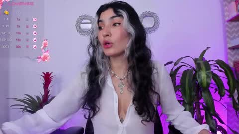 Snapshot of bella_thorne3 chatting on February 9, 10:21 pm Bella online show from February 9, 10:21 pm