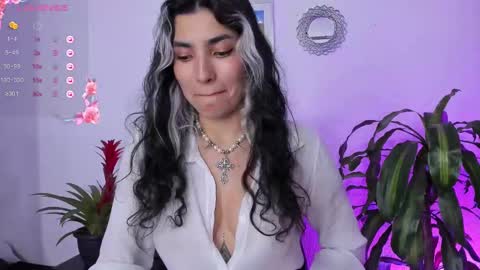 Snapshot of bella_thorne3 chatting on February 10, 2:41 am Bella online show from February 10, 2:41 am