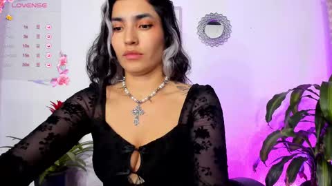 Snapshot of bella_thorne3 chatting on February 22, 11:03 pm Bella online show from February 22, 11:03 pm