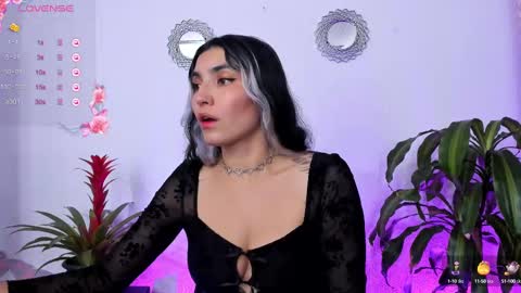 Snapshot of bella_thorne3 chatting on March 7, 7:49 pm Bella online show from March 7, 7:49 pm