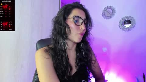 Snapshot of bella_thorne3 chatting on December 2, 11:34 pm Bella online show from December 2, 11:34 pm