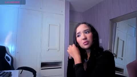 Snapshot of bella_vibes_s chatting on May 6, 12:32 pm Bella online show from May 6, 12:32 pm