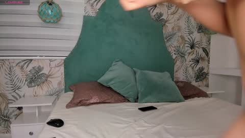 Snapshot of bellaa_becca chatting on December 14, 6:20 pm Bella Becca online show from December 14, 6:20 pm