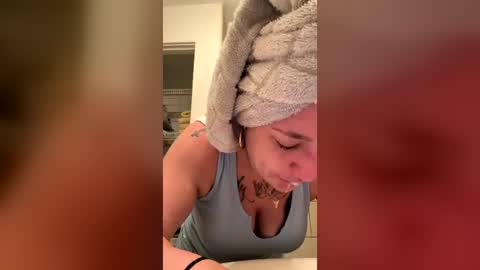 Snapshot of bellabeanz chatting on July 6, 4:53 am Roxy Rain online show from July 6, 4:53 am