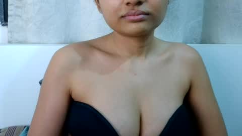 Snapshot of bellacrystall chatting on July 16, 2:45 pm bellacrystall online show from July 16, 2:45 pm