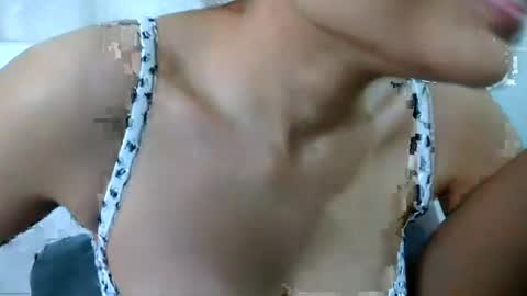 Snapshot of bellacrystall chatting on July 25, 2:03 pm bellacrystall online show from July 25, 2:03 pm