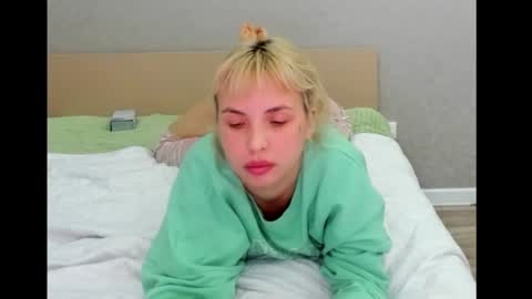 Snapshot of bellaseein chatting on December 15, 5:42 pm Bella Seen online show from December 15, 5:42 pm