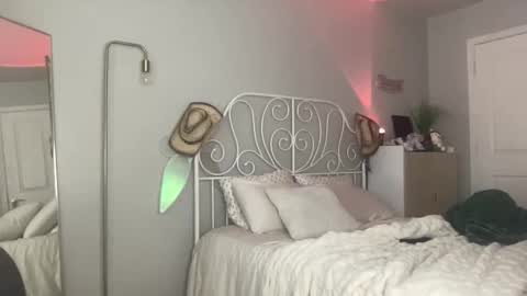 Snapshot of bellaxxboo chatting on September 10, 11:27 pm Bella Rose online show from September 10, 11:27 pm