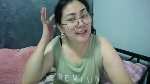 Snapshot of bellbabe chatting on October 13, 6:19 pm Bella online show from October 13, 6:19 pm