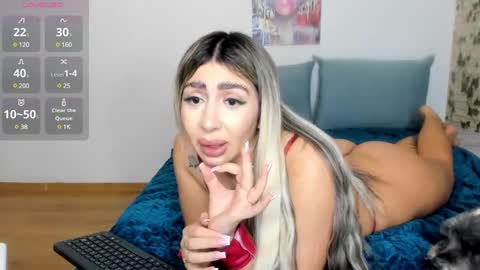 Snapshot of belle_hallle chatting on December 12, 7:59 pm LucyJelly online show from December 12, 7:59 pm