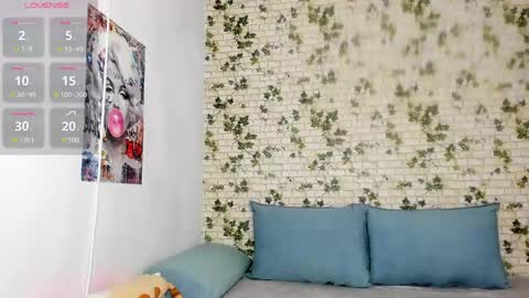 Snapshot of belle_hallle chatting on January 8, 4:33 pm LucyJelly online show from January 8, 4:33 pm