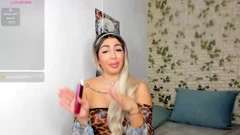 Snapshot of belle_hallle chatting on January 10, 5:24 pm LucyJelly online show from January 10, 5:24 pm