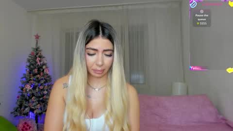 Snapshot of belle_hallle chatting on December 17, 5:52 pm LucyJelly online show from December 17, 5:52 pm