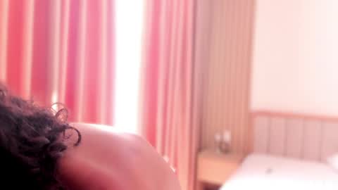 Snapshot of bemby_pam chatting on June 4, 11:11 pm A girl from your dreams online show from June 4, 11:11 pm