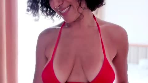Snapshot of bemby_pam chatting on June 11, 11:25 pm A girl from your dreams online show from June 11, 11:25 pm