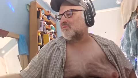 Snapshot of bendavewill chatting on December 19, 8:45 am Bendavewill online show from December 19, 8:45 am