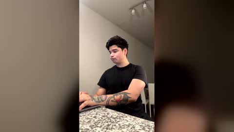 benisback11b online show from April 22, 4:04 am