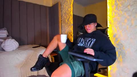 BENJAMIN online show from December 18, 2:17 am