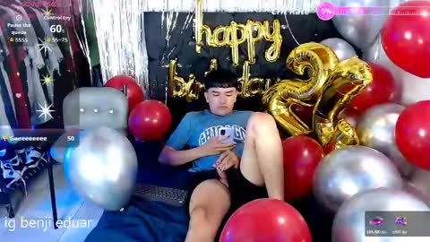 Snapshot of benji_hoter chatting on June 6, 5:06 pm Benji Hoter online show from June 6, 5:06 pm