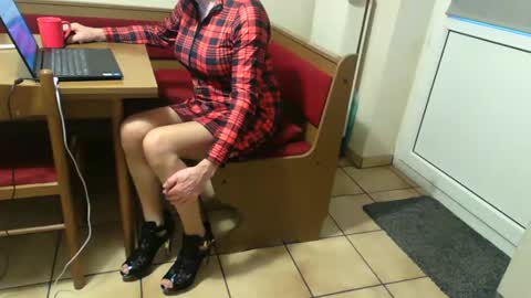 Snapshot of bernadetanylon chatting on October 31, 6:25 am Bernadetanylon online show from October 31, 6:25 am