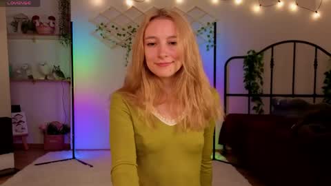Snapshot of berrryjelly chatting on May 29, 5:27 am Hi Im NikaComing back online on Monday 3 online show from May 29, 5:27 am