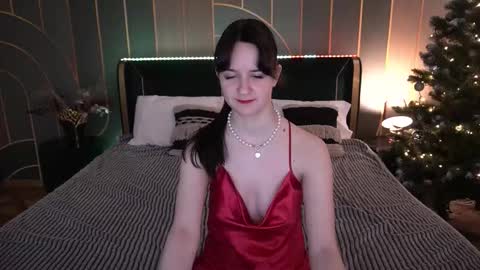 Snapshot of berrydiva chatting on December 16, 7:24 am Violette online show from December 16, 7:24 am