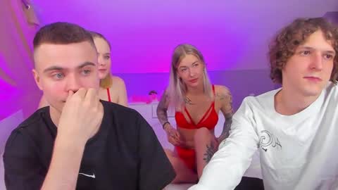 Snapshot of best_trip chatting on February 21, 11:43 pm Danny and Kira online show from February 21, 11:43 pm