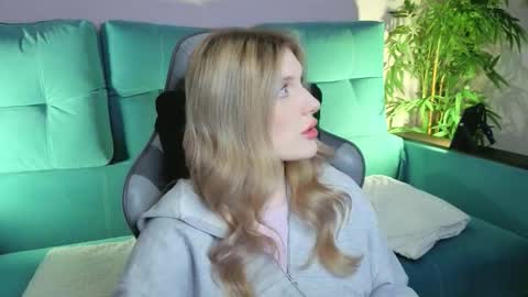 Snapshot of best_trip chatting on September 20, 8:37 am Danny and Kira online show from September 20, 8:37 am