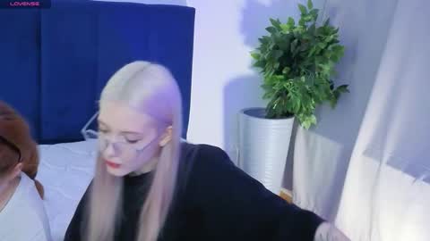 Snapshot of best_trip chatting on September 23, 2:53 pm Danny and Kira online show from September 23, 2:53 pm