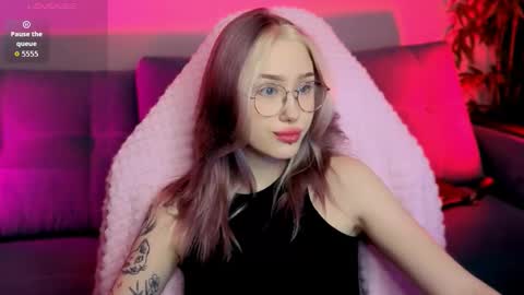 Snapshot of best_trip chatting on September 27, 2:27 am Danny and Kira online show from September 27, 2:27 am