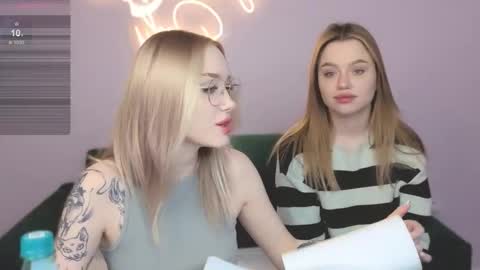 Snapshot of best_trip chatting on October 18, 8:15 am Danny and Kira online show from October 18, 8:15 am