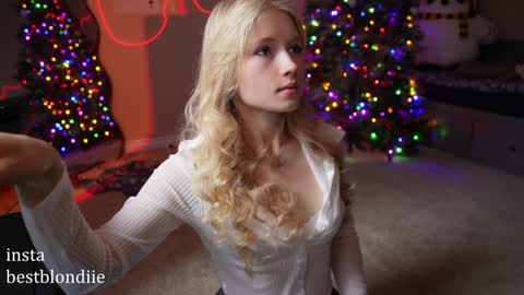 Snapshot of bestblondiiecb chatting on December 23, 5:22 pm Chloe Next stream on Friday online show from December 23, 5:22 pm