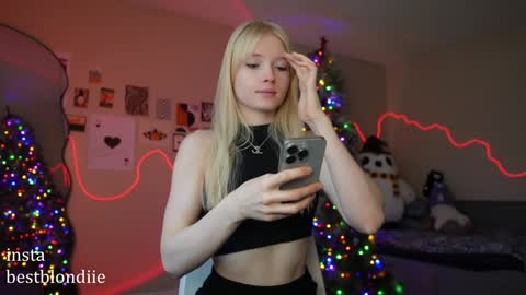 Snapshot of bestblondiiecb chatting on January 4, 5:05 pm Chloe Next stream on Friday online show from January 4, 5:05 pm