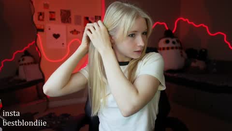 Snapshot of bestblondiiecb chatting on January 17, 5:19 pm Chloe Next stream on Friday online show from January 17, 5:19 pm