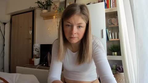 Snapshot of bestgirl_ofthe_neighborhood chatting on December 2, 7:47 am Vicky online show from December 2, 7:47 am