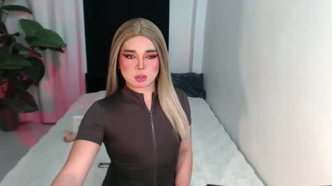 bestgirljulia online show from February 24, 6:33 am