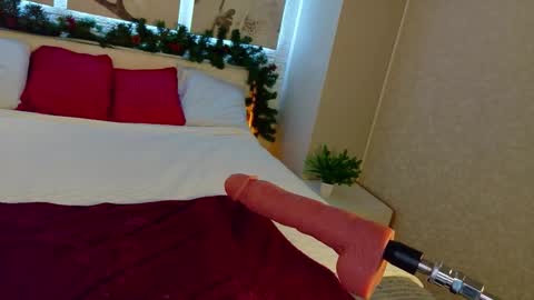 Snapshot of bettyrouse chatting on December 15, 8:35 pm Betty online show from December 15, 8:35 pm