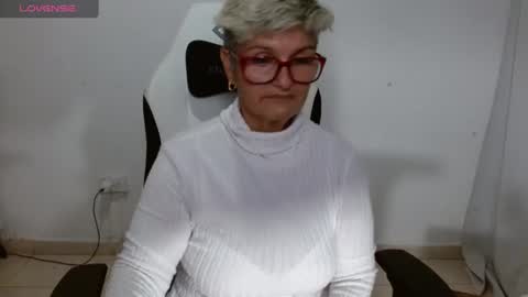 Snapshot of bety_cum3 chatting on June 11, 12:32 am bibiana online show from June 11, 12:32 am